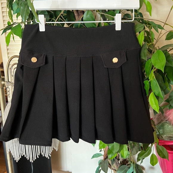 Chic Black Mini Skirt with Pleated Design - Picture 1 of 3